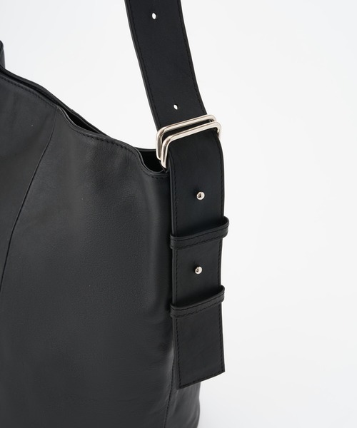 ONE.（ワンドット）の「【ONE./ワンドット】Cylinder Shoulder Bag / 撥水レザー（トートバッグ・メンズ・ブラック・FREE）」の5枚目の写真