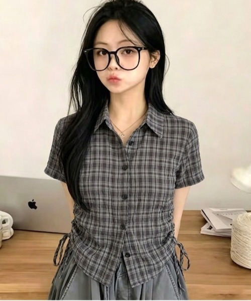 gossip!ロサンゼルス(ゴシップロサンゼルス)の「Y2K レトロ チェック ストリング サイドシャーリング 半袖シャツ ガーリー(Tシャツ/カットソー・レディース・ライトグレー/ネイビー/ブラック/チェック・M)」の1枚目の写真