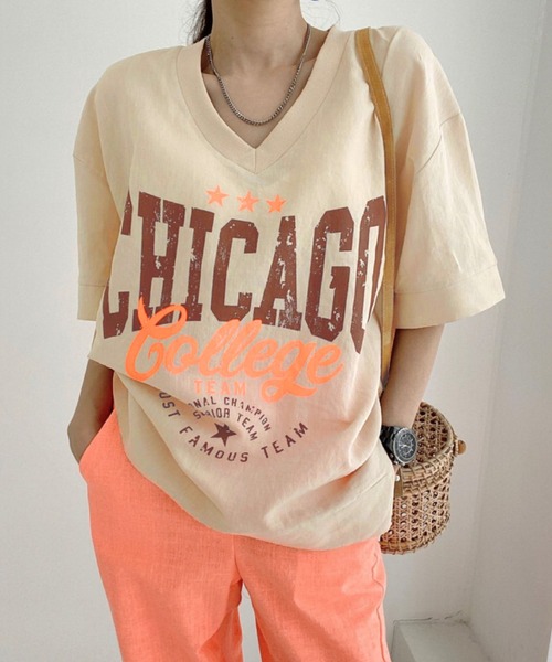 2ly2(トゥーリートゥー)の「カレッジロゴVネックオーバーTシャツ レディース ゆるシルエットトップス(Tシャツ/カットソー・レディース・ベージュ/ブルー/ブラウン/ホワイト/イエロー・FREE)」の3枚目の写真