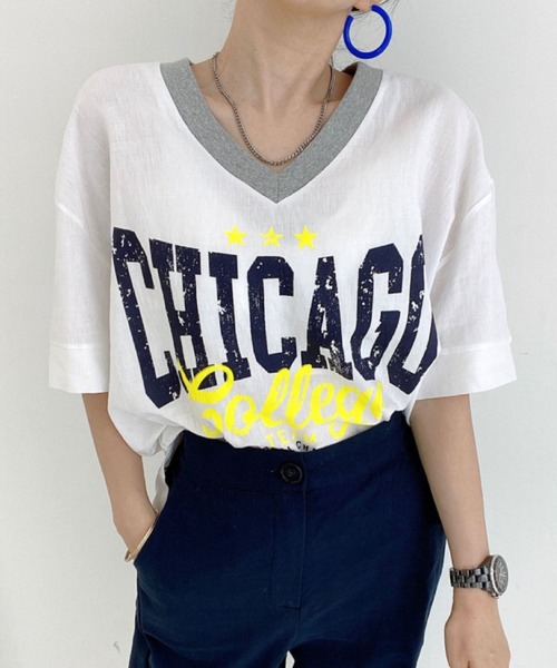 2ly2(トゥーリートゥー)の「カレッジロゴVネックオーバーTシャツ レディース ゆるシルエットトップス(Tシャツ/カットソー・レディース・ベージュ/ブルー/ブラウン/ホワイト/イエロー・FREE)」の2枚目の写真