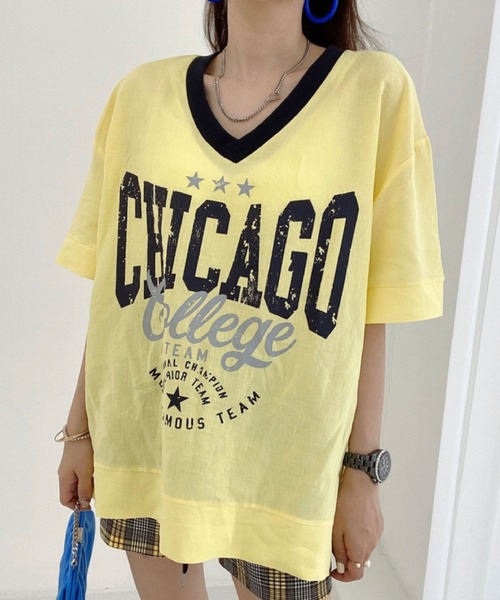 2ly2(トゥーリートゥー)の「カレッジロゴVネックオーバーTシャツ レディース ゆるシルエットトップス(Tシャツ/カットソー・レディース・ベージュ/ブルー/ブラウン/ホワイト/イエロー・FREE)」の5枚目の写真