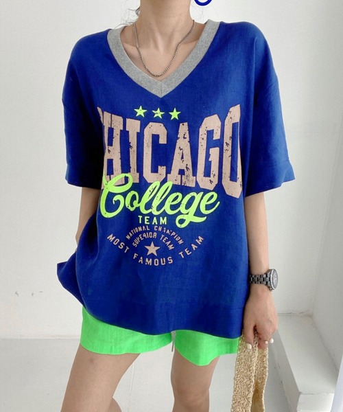 2ly2(トゥーリートゥー)の「カレッジロゴVネックオーバーTシャツ レディース ゆるシルエットトップス(Tシャツ/カットソー・レディース・ベージュ/ブルー/ブラウン/ホワイト/イエロー・FREE)」の4枚目の写真