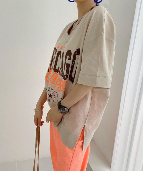 2ly2(トゥーリートゥー)の「カレッジロゴVネックオーバーTシャツ レディース ゆるシルエットトップス(Tシャツ/カットソー・レディース・ベージュ/ブルー/ブラウン/ホワイト/イエロー・FREE)」の8枚目の写真