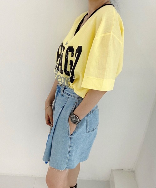 2ly2(トゥーリートゥー)の「カレッジロゴVネックオーバーTシャツ レディース ゆるシルエットトップス(Tシャツ/カットソー・レディース・ベージュ/ブルー/ブラウン/ホワイト/イエロー・FREE)」の13枚目の写真