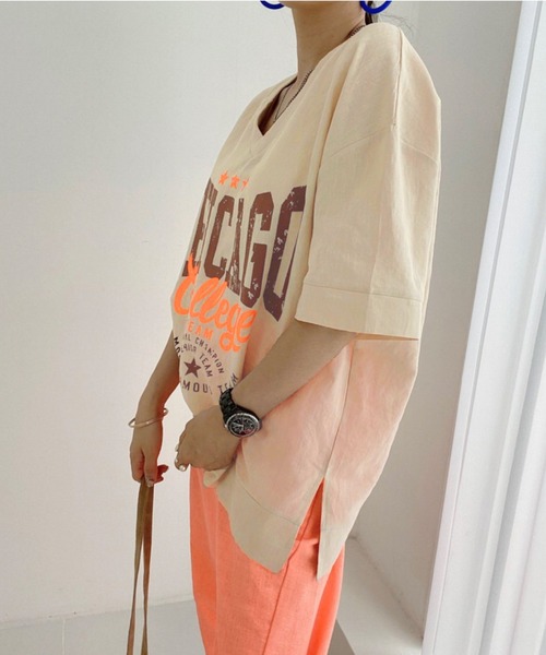 2ly2(トゥーリートゥー)の「カレッジロゴVネックオーバーTシャツ レディース ゆるシルエットトップス(Tシャツ/カットソー・レディース・ベージュ/ブルー/ブラウン/ホワイト/イエロー・FREE)」の9枚目の写真
