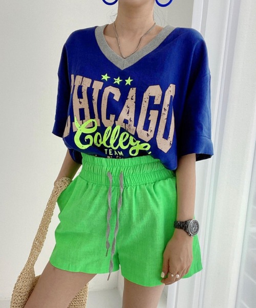 2ly2(トゥーリートゥー)の「カレッジロゴVネックオーバーTシャツ レディース ゆるシルエットトップス(Tシャツ/カットソー・レディース・ベージュ/ブルー/ブラウン/ホワイト/イエロー・FREE)」の10枚目の写真