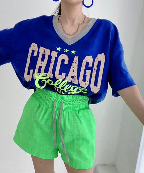 2ly2(トゥーリートゥー)の「カレッジロゴVネックオーバーTシャツ レディース ゆるシルエットトップス(Tシャツ/カットソー・レディース・ベージュ/ブルー/ブラウン/ホワイト/イエロー・FREE)」の11枚目の写真