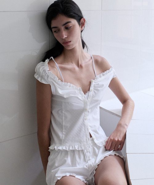 ANDNEEDS(アンドニーズ)の「Ella frill blouse (white)(シャツ/ブラウス・レディース・その他・FREE)」の1枚目の写真