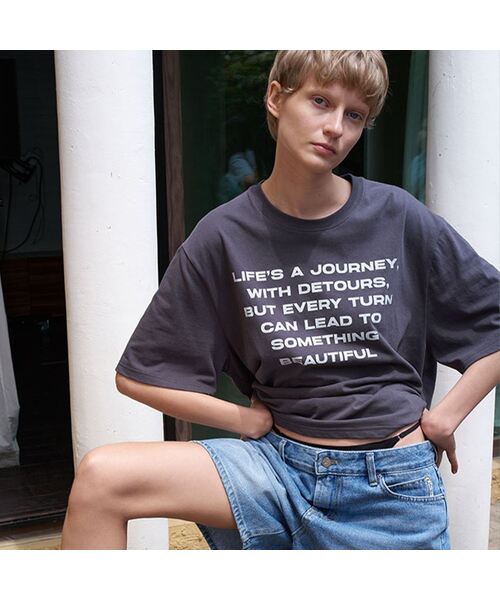AENE(エイネ)の「エイレタリングTシャツ(ホワイト)(Tシャツ/カットソー・レディース・ホワイト/チャコール・FREE)」の2枚目の写真