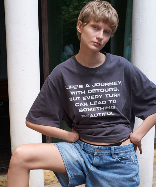 AENE(エイネ)の「エイレタリングTシャツ(ホワイト)(Tシャツ/カットソー・レディース・ホワイト/チャコール・FREE)」の3枚目の写真