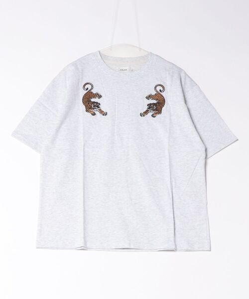 ATELANE（アテレーン）の「★ATELANE★シルケット天竺トラ、フラワー、刺繍S/S　Tee（Tシャツ/カットソー・メンズ・アッシュグレー/ホワイト・MEDIUM）」の2枚目の写真