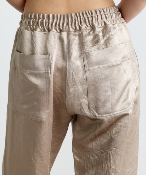 CINOH(チノ)の「【CINOH/チノ】別注 RELAX PANTS/アセテートサテンイージーパンツ(その他パンツ・レディース・ブラック/ベージュ・38/36)」の19枚目の写真