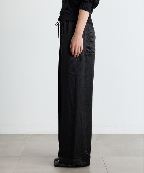 CINOH(チノ)の「【CINOH/チノ】別注 RELAX PANTS/アセテートサテンイージーパンツ(その他パンツ・レディース・ブラック/ベージュ・38/36)」の5枚目の写真