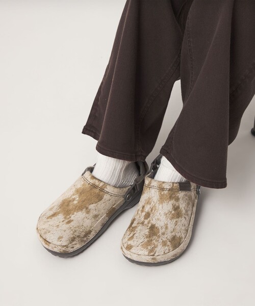 crocs(クロックス)の「【WEB限定】<crocs>クラフテッド ポニー ヘア クロッグ サンダル(サンダル・レディース・その他1・22cm/23cm/24cm/25cm)」の2枚目の写真