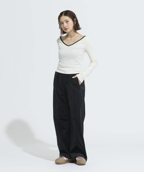 adidas(アディダス)の「アディカラー ベロア トラックパンツ / アディダスオリジナルス adidas Originals(スウェットパンツ・レディース・ブラック・XX-LARGE/LARGE/MEDIUM/SMALL/X-LARGE/X-SMALL)」の1枚目の写真