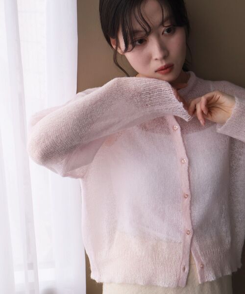 le.coeur blanc(ルクールブラン)の「シアーモヘヤクルーネックカーデ(カーディガン/ボレロ・レディース・グレー/ピンク/ベージュ・38)」の3枚目の写真