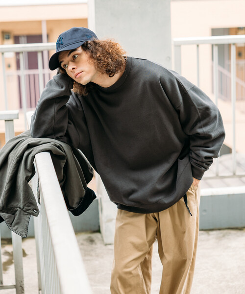 FREAK'S STORE(フリークスストア)の「限定商品 12oz ヘビーウェイト リラックスシルエット クルーネックスウェット(スウェット・メンズ・ブラック/グレイッシュベージュ/ネイビー/ブラウン/杢グレー/イエロー/サックスブルー/アッシュグレー/スミクロ・SMALL/MEDIUM/LARGE/X-LARGE)」の2枚目の写真