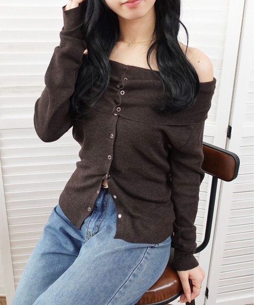 unnu(ユヌ)の「スナップボタン オフショルニットトップス(ニット/セーター・レディース・ダークグレー/ブラウン・F)」の1枚目の写真