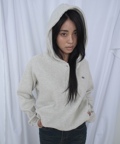 CHICKS（チックス）の「ワッフルヘンリーネックフードパーカーオートミール（パーカー・レディース・オートミール・ONE SIZE）」の3枚目の写真