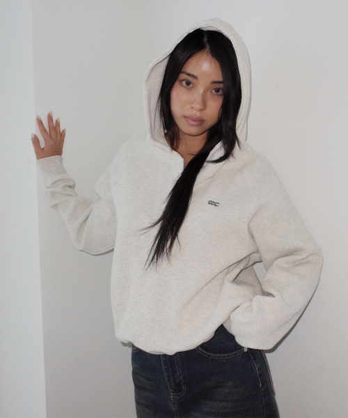 CHICKS（チックス）の「ワッフルヘンリーネックフードパーカーオートミール（パーカー・レディース・オートミール・ONE SIZE）」の4枚目の写真