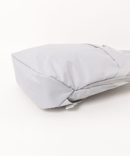 A.M.S.（エーエムエス）の「Mah エムエーエイチ Airy 撥水 軽量 ビジネス対応 スマートバックパック B4・PC収納対応（ビジネスバッグ・メンズ・ライトグレー/ブラック・FREE）」の5枚目の写真