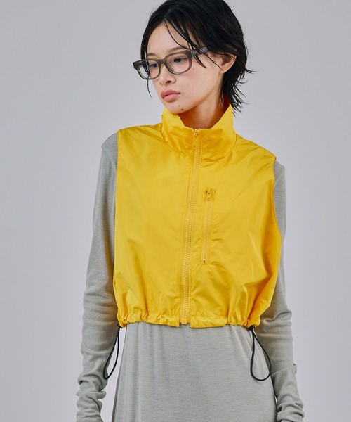 NON TOKYO(ノントーキョー)の「LAMINATED TAFFETA SHORT VEST(ベスト・レディース・ブルー/イエロー/ブラック・FREE)」の3枚目の写真