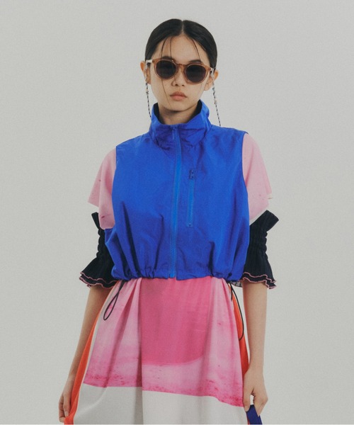 NON TOKYO(ノントーキョー)の「LAMINATED TAFFETA SHORT VEST(ベスト・レディース・ブルー/イエロー/ブラック・FREE)」の2枚目の写真
