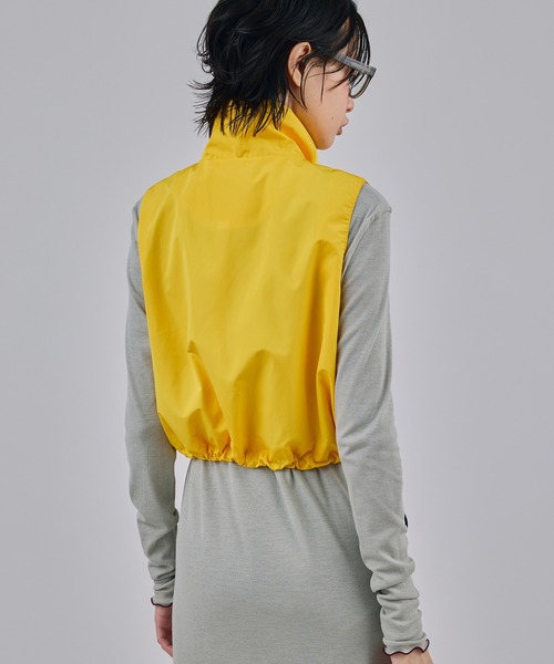 NON TOKYO(ノントーキョー)の「LAMINATED TAFFETA SHORT VEST(ベスト・レディース・ブルー/イエロー/ブラック・FREE)」の4枚目の写真