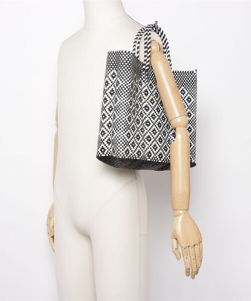 MAISON mou(メゾンムー)の「【Moon Bird/ムーンバード】メキシコ製・手編みのメルカドバッグ(M)MBST26-11(かごバッグ・レディース・ブラック系その他/ブルー系その他2/その他35/オレンジ系その他/ゴールド系その他/シルバー・FREE)」の10枚目の写真
