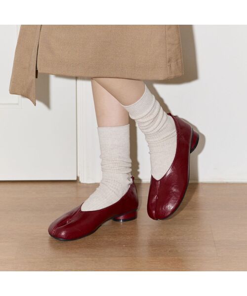 SPUR(シュプール)の「Split V-Edge Banding Flat -WA9033 (3色)(バレエシューズ・レディース・レッド/ダークブラウン/ブラック・22.5cm/23cm/23.5cm/24cm/24.5cm/25cm)」の1枚目の写真