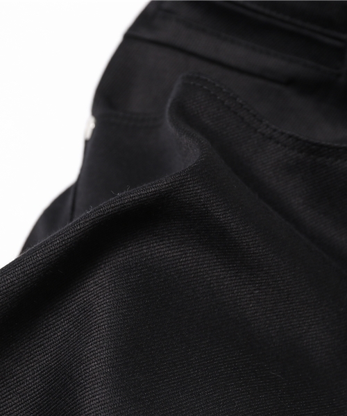 UNITED TOKYO（ユナイテッドトウキョウ）の「スーピマテーパードデニム（デニムパンツ・メンズ・ブラック/ネイビー・1/2/3）」の11枚目の写真