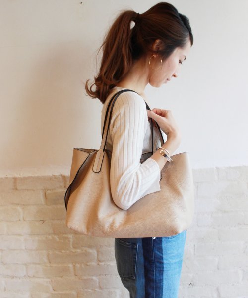 FRAMeWORK（フレームワーク）の「GIANNI CHIARINIリバーシブルスタープリントトート◆（トートバッグ・レディース・ブラック/ベージュ・FREE）」の2枚目の写真