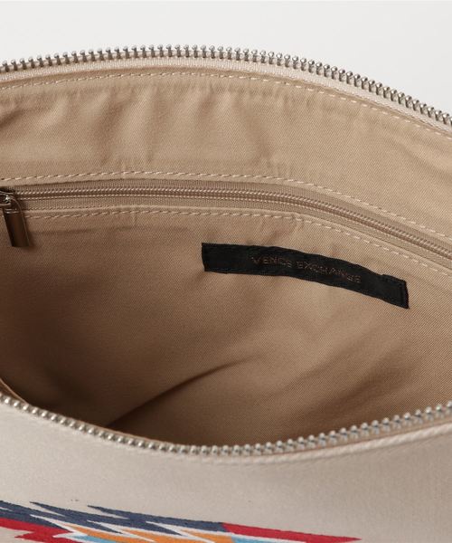 VENCEEXCHANGE（ヴァンスエクスチェンジ）の「オルテガ刺繍クラッチバッグ（クラッチバッグ・メンズ・ライトブルー/ネイビー/ベージュ・フリー）」の4枚目の写真