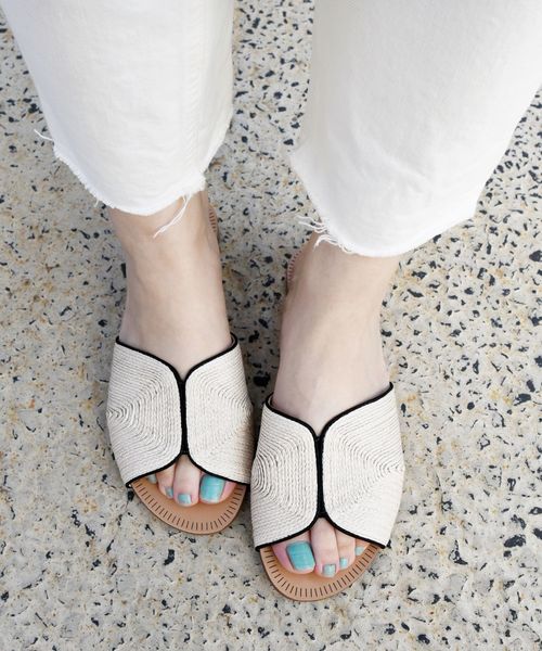 SHIPS(シップス)の「TABITA:パイピングサンダル◇(サンダル・レディース・ベージュ/ブラック・38/35/36/37)」の2枚目の写真