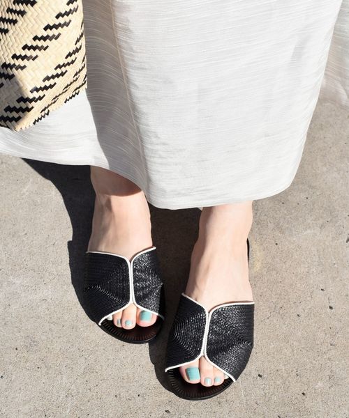 SHIPS(シップス)の「TABITA:パイピングサンダル◇(サンダル・レディース・ベージュ/ブラック・38/35/36/37)」の4枚目の写真