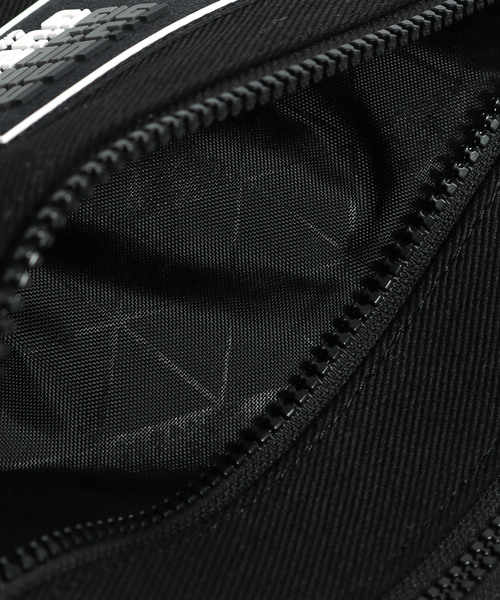 新品未使用GUESS ショルダーバッグ サコッシュ 保管袋付 新品未使用GUESS ショルダーバッグ サコッシュ 保管袋付