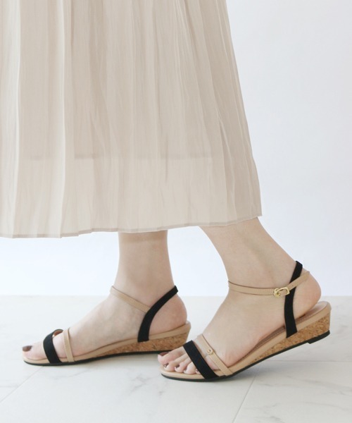Fin（フィン）の「ダブルラインウエッジストラップサンダル（サンダル・レディース・ブラック/ベージュ/ネイビー/イエロー/グリーン/シルバー・22.5cm/23cm/23.5cm/24cm/24.5cm/25cm）」の2枚目の写真