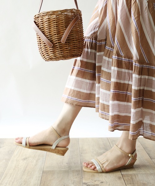 Fin（フィン）の「ダブルラインウエッジストラップサンダル（サンダル・レディース・ブラック/ベージュ/ネイビー/イエロー/グリーン/シルバー・22.5cm/23cm/23.5cm/24cm/24.5cm/25cm）」の22枚目の写真