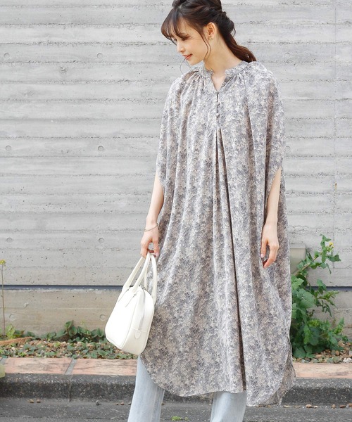 Crisp yours(クリスプユアーズ)の「フラワーリラックスワンピース(ワンピース・レディース・ホワイト/グレー・FREE)」の6枚目の写真