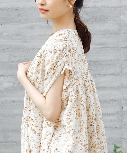 Crisp yours(クリスプユアーズ)の「フラワーリラックスワンピース(ワンピース・レディース・ホワイト/グレー・FREE)」の4枚目の写真