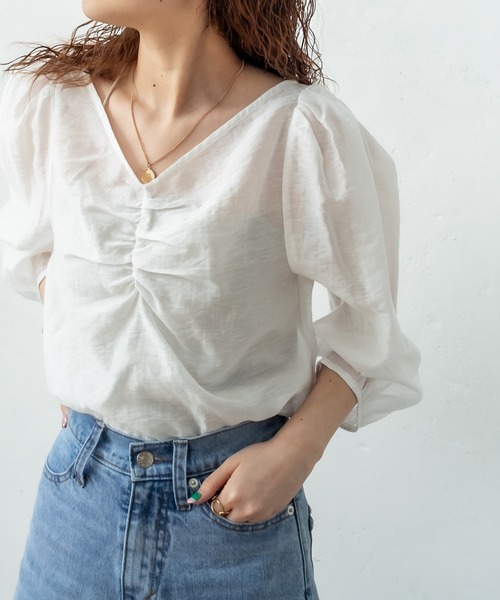 mystic（ミスティック）の「シアーギャザー使いブラウス（シャツ/ブラウス・レディース・ブラック/ベージュ/オフホワイト・FREE）」の2枚目の写真