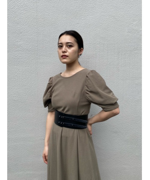 MOUSSY（マウジー）の「BACK OPEN PUFF SHOULDER ドレス（ワンピース・レディース・ブラウン/ライトカーキ/ダークネイビー・1/2）」の21枚目の写真