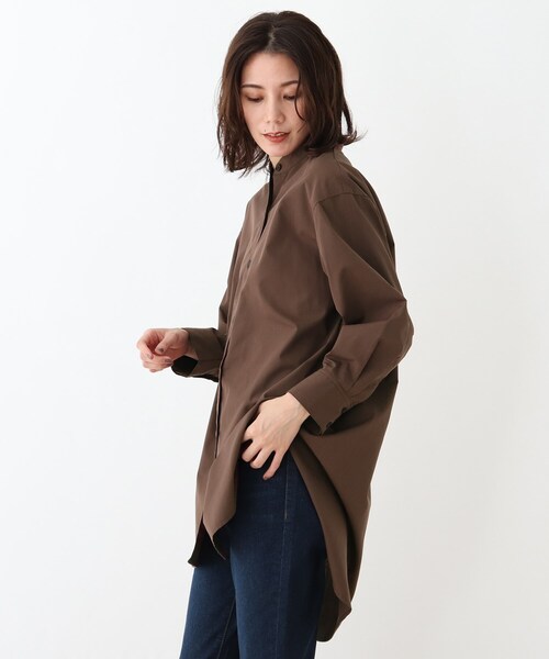 SHOO・LA・RUE(シューラルー)の「◆シンプルバンドカラーシャツ(シャツ/ブラウス・レディース・ダークブラウン/ライトベージュ/ホワイト系/ピンク系・02/03/04)」の3枚目の写真