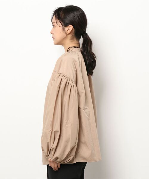 toucher du brise(トゥシェドブリーズ)の「【yumi. コラボ ボリュームスリーブが可愛い】パフスリーブブラウス(シャツ/ブラウス・レディース・ベージュ/オフホワイト/ブラウン/カーキ/ピンク/クリーム・S/M)」の8枚目の写真
