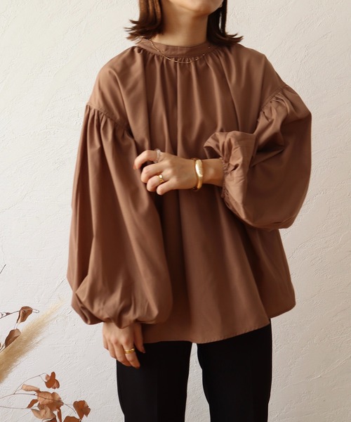 toucher du brise(トゥシェドブリーズ)の「【yumi. コラボ ボリュームスリーブが可愛い】パフスリーブブラウス(シャツ/ブラウス・レディース・ベージュ/オフホワイト/ブラウン/カーキ/ピンク/クリーム・S/M)」の3枚目の写真