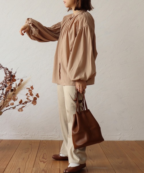 toucher du brise(トゥシェドブリーズ)の「【yumi. コラボ ボリュームスリーブが可愛い】パフスリーブブラウス(シャツ/ブラウス・レディース・ベージュ/オフホワイト/ブラウン/カーキ/ピンク/クリーム・S/M)」の20枚目の写真