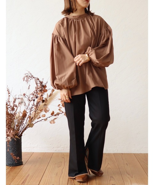 toucher du brise(トゥシェドブリーズ)の「【yumi. コラボ ボリュームスリーブが可愛い】パフスリーブブラウス(シャツ/ブラウス・レディース・ベージュ/オフホワイト/ブラウン/カーキ/ピンク/クリーム・S/M)」の12枚目の写真