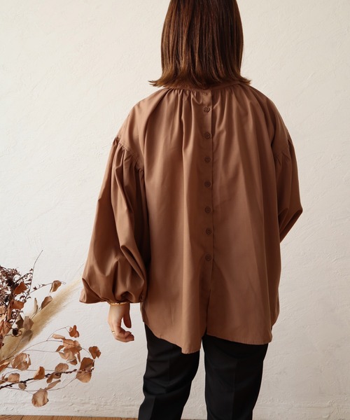 toucher du brise(トゥシェドブリーズ)の「【yumi. コラボ ボリュームスリーブが可愛い】パフスリーブブラウス(シャツ/ブラウス・レディース・ベージュ/オフホワイト/ブラウン/カーキ/ピンク/クリーム・S/M)」の14枚目の写真