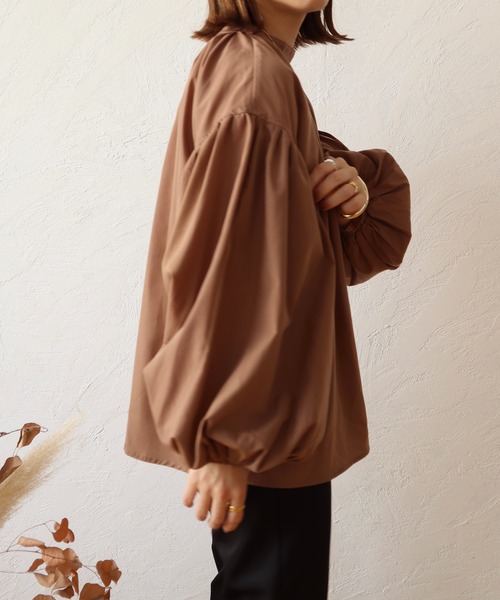 toucher du brise(トゥシェドブリーズ)の「【yumi. コラボ ボリュームスリーブが可愛い】パフスリーブブラウス(シャツ/ブラウス・レディース・ベージュ/オフホワイト/ブラウン/カーキ/ピンク/クリーム・S/M)」の10枚目の写真