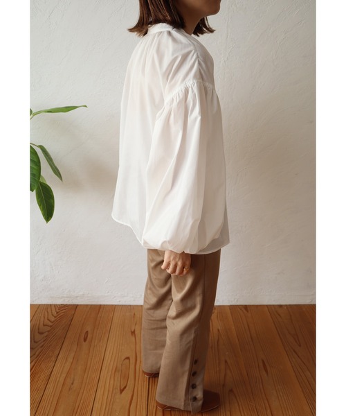 toucher du brise(トゥシェドブリーズ)の「【yumi. コラボ ボリュームスリーブが可愛い】パフスリーブブラウス(シャツ/ブラウス・レディース・ベージュ/オフホワイト/ブラウン/カーキ/ピンク/クリーム・S/M)」の13枚目の写真